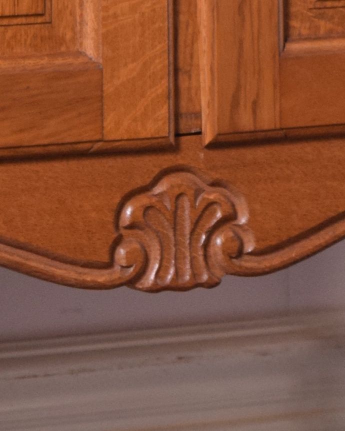 アンティークのキャビネット　アンティーク家具　フランスのアンティーク家具、ＴＶボードにもおすすめなフレンチキャビネット。隅々にまでこだわった装飾が刻まれています。(j-1913-f)