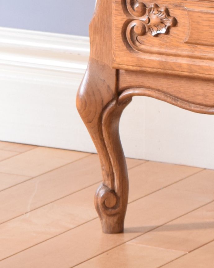 アンティークのチェスト　アンティーク家具　南仏プロヴァンスのアンティーク家具、どこにでも置きやすい４段チェスト。美しい彫が入った脚先。(j-1916-f)