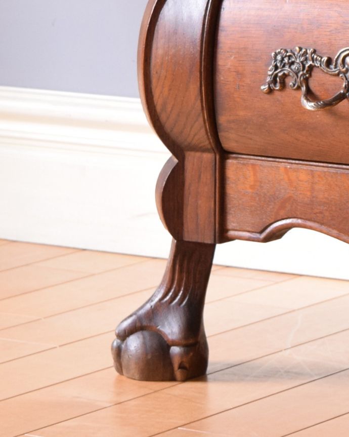 アンティークのチェスト　アンティーク家具　フランスの優雅なアンティーク家具、珍しいチェスト＆シェルフ（コモード） 。どっしり貫禄のある脚先は、幸せを運んでくれるクロウ＆ボール。(j-1917-f)
