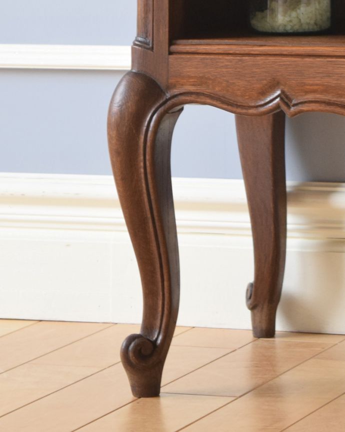 アンティークのキャビネット　アンティーク家具　小さいから使いやすいナイトテーブル、アンティークのフランス家具。スラリと伸びた美しい猫脚。(j-1918-f)
