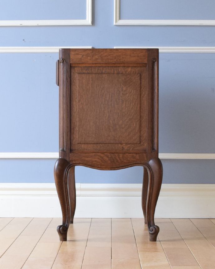アンティークのキャビネット　アンティーク家具　小さいから使いやすいナイトテーブル、アンティークのフランス家具。サイドから見ても絵になります。(j-1918-f)