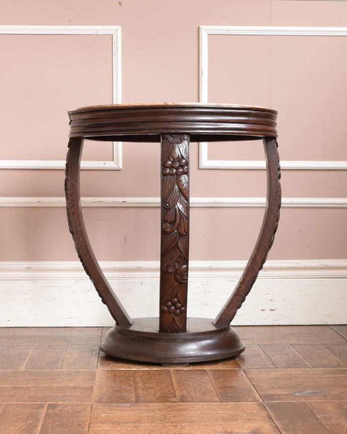 ロイドテーブル　アンティーク家具　天然石天板のサイドテーブル、アンティーク英国家具。脚の彫りも美しいテーブルです。(j-1919-f)
