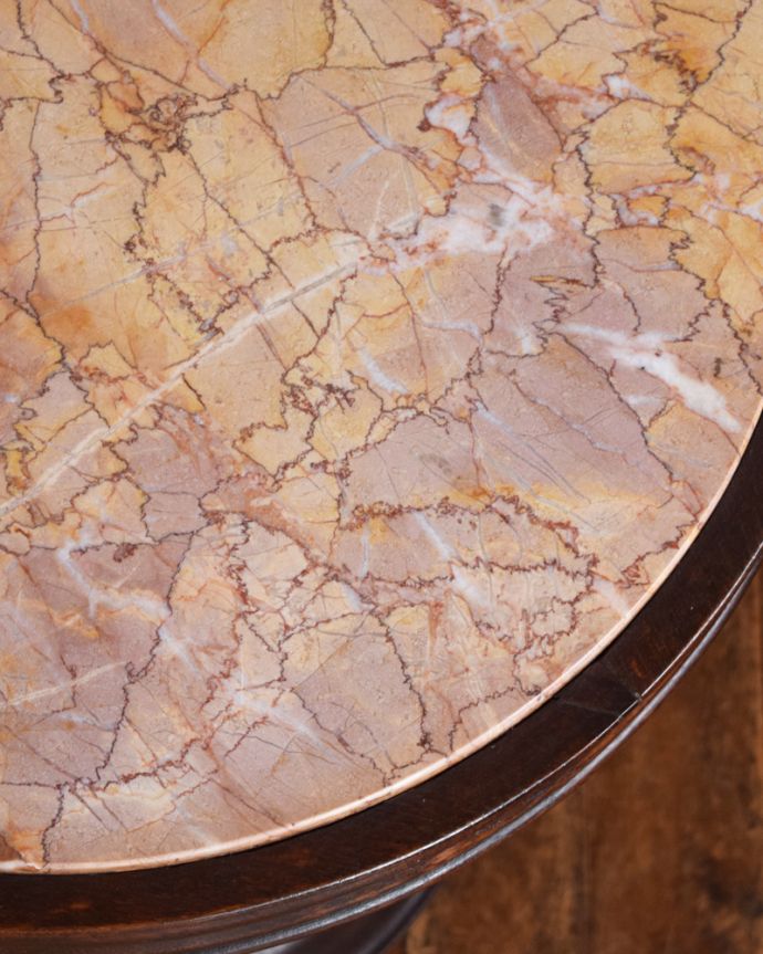ロイドテーブル　アンティーク家具　天然石天板のサイドテーブル、アンティーク英国家具。可愛らしい優しいピンク色の石を使っています。(j-1919-f)
