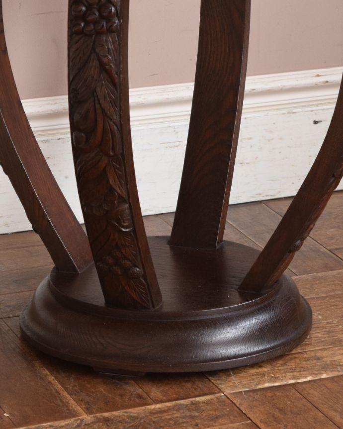 ロイドテーブル　アンティーク家具　天然石天板のサイドテーブル、アンティーク英国家具。脚にもキレイな装飾があります。(j-1919-f)