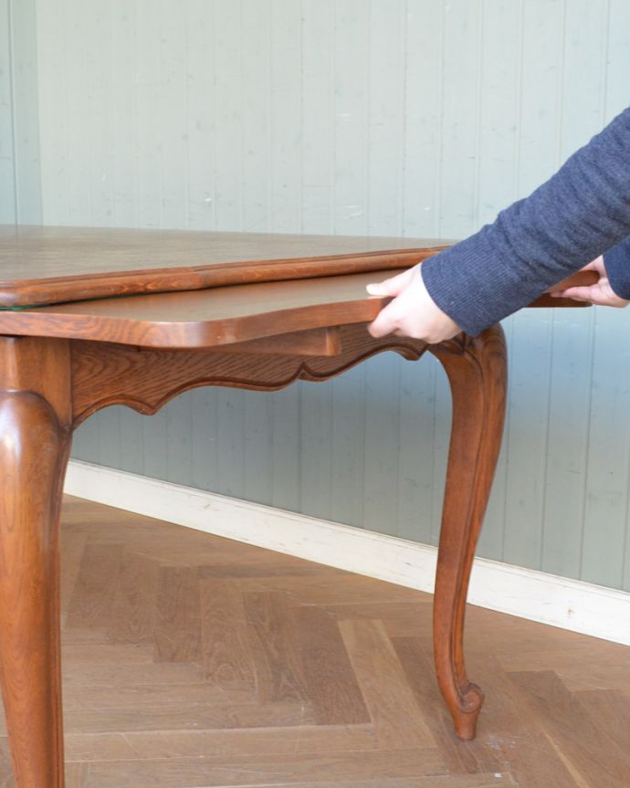ロイドテーブル　アンティーク家具　３つのサイズに変わる伸張式のアンティーク南仏家具。広げるのはとっても簡単！下に入っている板を引き出すだけなので、女性でも出来ますよ。(j-1920-f)