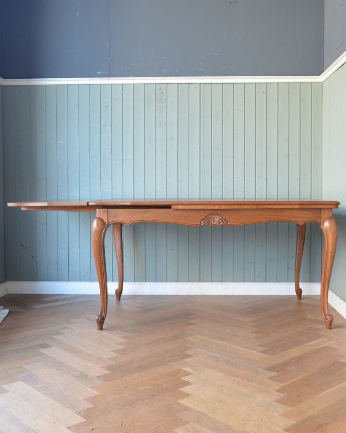 ロイドテーブル　アンティーク家具　３つのサイズに変わる伸張式のアンティーク南仏家具。片開きの状態でも使って頂けますよ！６〜７人掛けでゆったりと使えます。(j-1920-f)