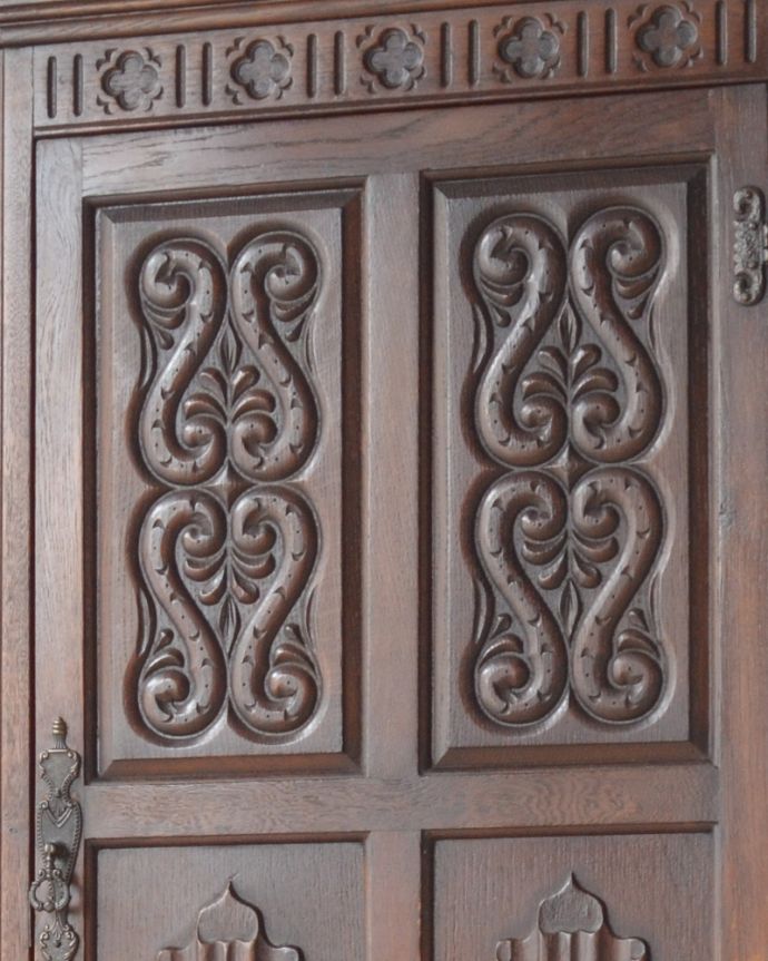 ワードローブ　アンティーク家具　英国輸入のアンティーク家具、立体的な彫がキレイな扉のワードローブ。立体的な彫が扉を彩ります。(j-1922-f)