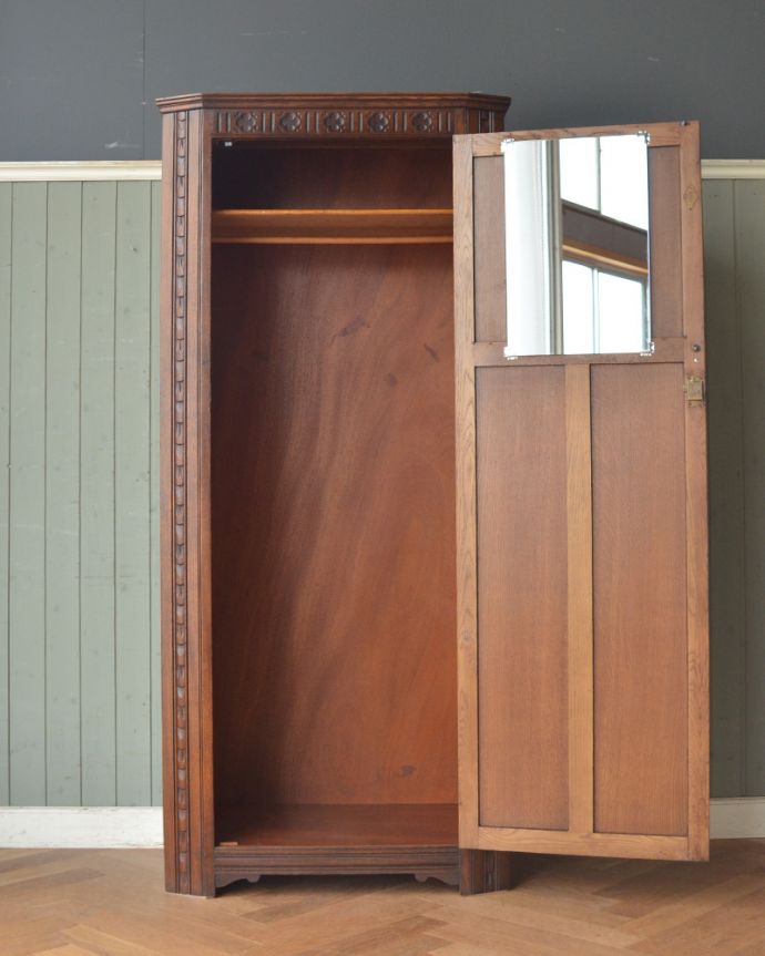 ワードローブ　アンティーク家具　英国輸入のアンティーク家具、立体的な彫がキレイな扉のワードローブ。たっぷり収納できるとっても便利なワードローブ。(j-1922-f)