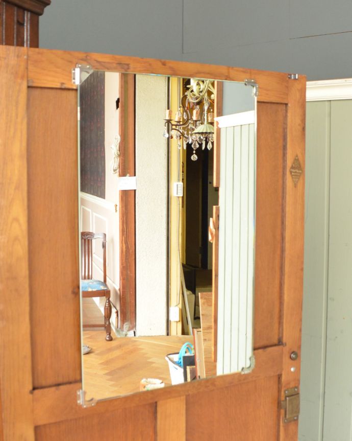 ワードローブ　アンティーク家具　英国輸入のアンティーク家具、立体的な彫がキレイな扉のワードローブ。ドアの裏にミラーがあります。(j-1922-f)