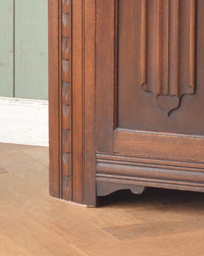 ワードローブ　アンティーク家具　英国輸入のアンティーク家具、立体的な彫がキレイな扉のワードローブ。安定感のある脚がしっかり支えます。(j-1922-f)