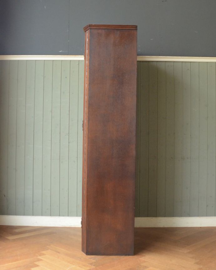 ワードローブ　アンティーク家具　英国輸入のアンティーク家具、立体的な彫がキレイな扉のワードローブ。横から見てもステキです。(j-1922-f)