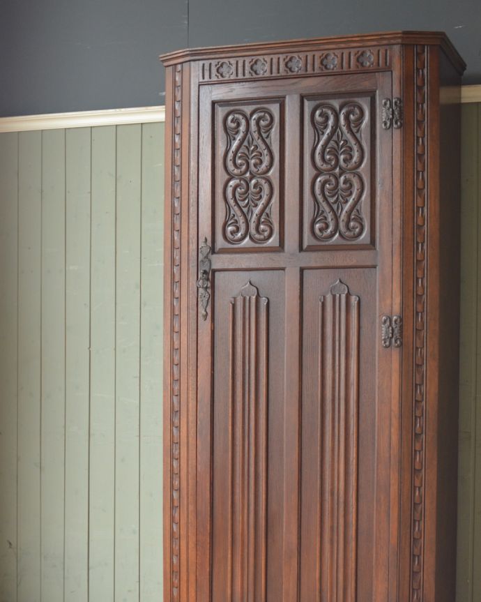 ワードローブ　アンティーク家具　英国輸入のアンティーク家具、立体的な彫がキレイな扉のワードローブ。美しい木製の扉。(j-1922-f)