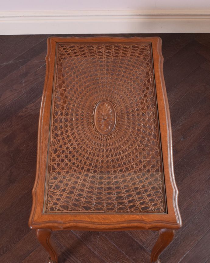 アンティークのテーブル　アンティーク家具　編み目が美しいガラス天板、フランス輸入のアンティークのコーヒーテーブル。贅沢なほどの編み目が自慢のテーブル。(j-1924-f)