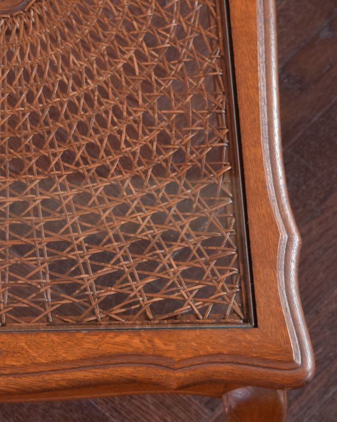アンティークのテーブル　アンティーク家具　編み目が美しいガラス天板、フランス輸入のアンティークのコーヒーテーブル。角が丸くなっているので、小さなお子さまがいるお家でも安心してお使い頂けます。(j-1924-f)