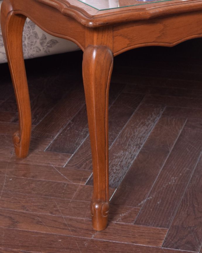 アンティークのテーブル　アンティーク家具　編み目が美しいガラス天板、フランス輸入のアンティークのコーヒーテーブル。脚の美しさが自慢のテーブル！猫脚が優雅なテーブルです。(j-1924-f)
