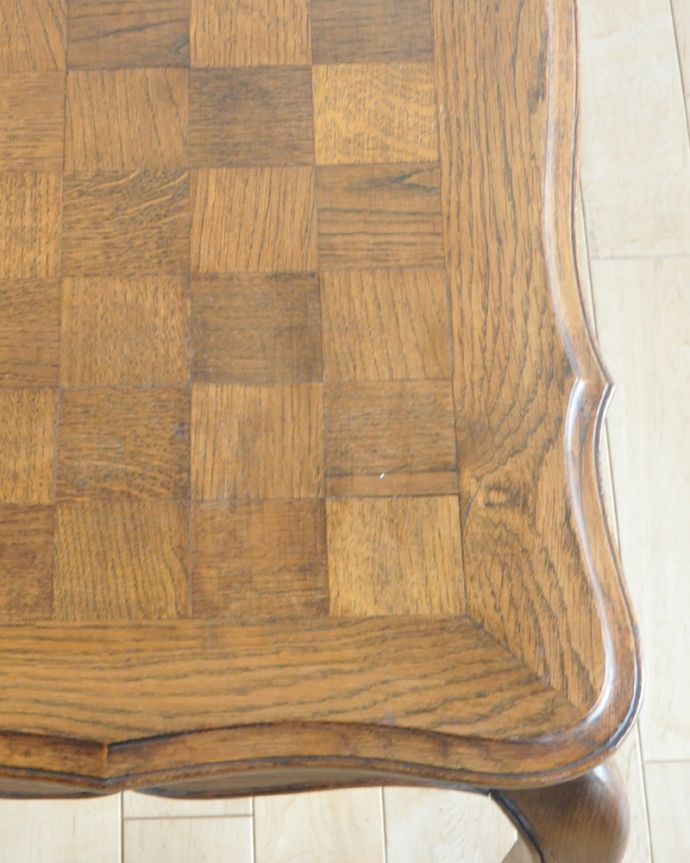 ロイドテーブル　アンティーク家具　市松模様を取り入れたコーヒーテーブル、アンティークフランス家具。幕板のカッティングがポイントになっています。(j-1929-f)