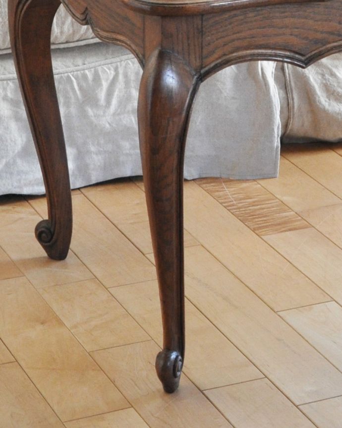 ロイドテーブル　アンティーク家具　市松模様を取り入れたコーヒーテーブル、アンティークフランス家具。美しい猫脚でしっかりテーブルを支えます。(j-1929-f)
