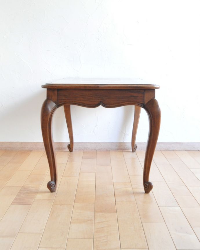 ロイドテーブル　アンティーク家具　市松模様を取り入れたコーヒーテーブル、アンティークフランス家具。脚の美しさが自慢のテーブル！猫脚が優雅なテーブルです。(j-1929-f)