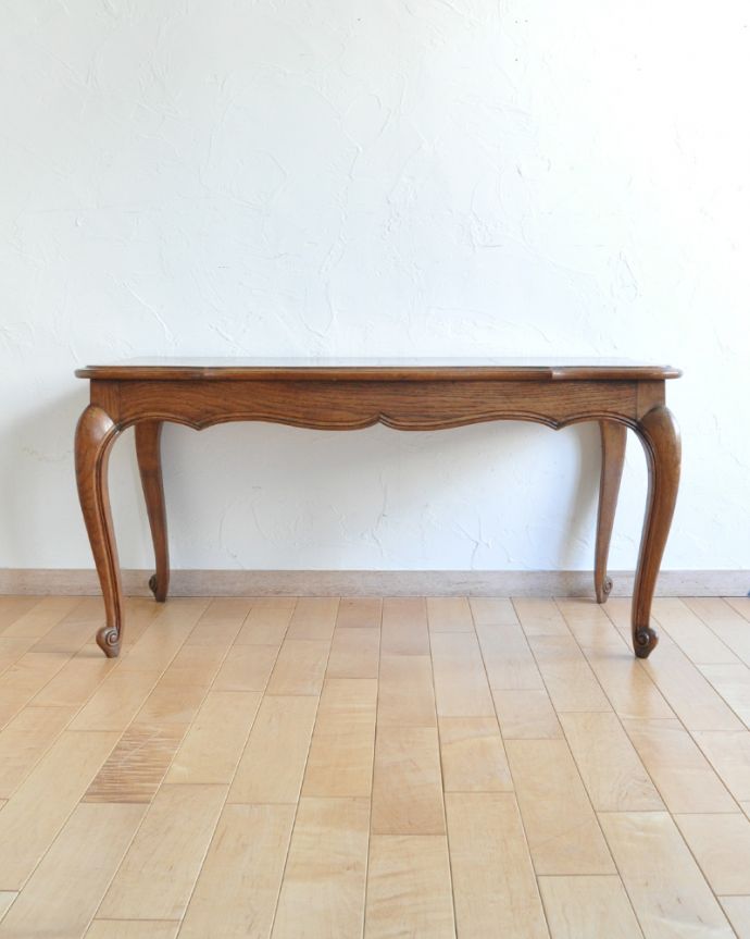 ロイドテーブル　アンティーク家具　市松模様を取り入れたコーヒーテーブル、アンティークフランス家具。アンティークは新品ではないので、もちろん経年変化によるキズはありますが、専門の職人が目立たないようキレイにお直しをしているので、後姿までキレイです。(j-1929-f)