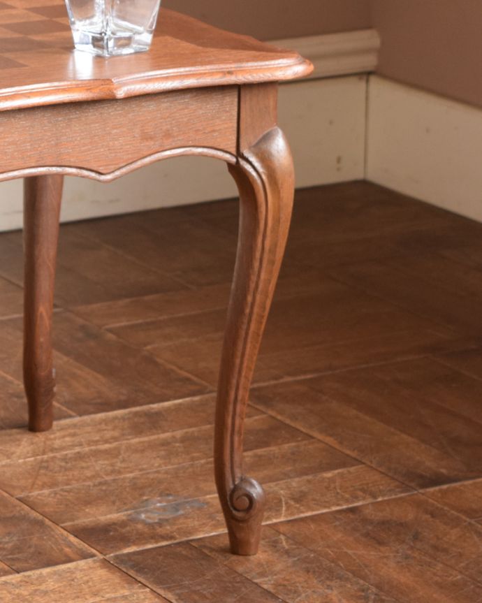 ロイドテーブル　アンティーク家具　エレガントなフランスのアンティーク家具、市松模様のコーヒーテーブル。脚の美しさが自慢のテーブル！猫脚が優雅なテーブルです。(j-1930-f)