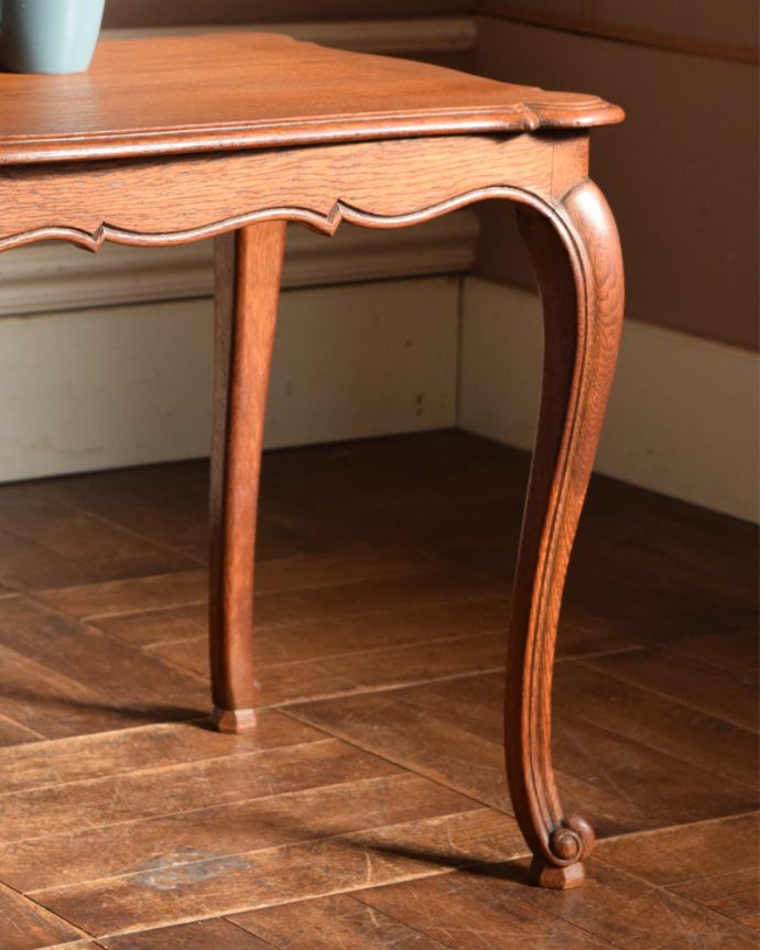 ロイドテーブル　アンティーク家具　長方形タイプのコーヒーテーブル、フランスのアンティーク家具。脚の美しさが自慢のテーブル！猫脚が優雅なテーブルです。(j-1931-f)