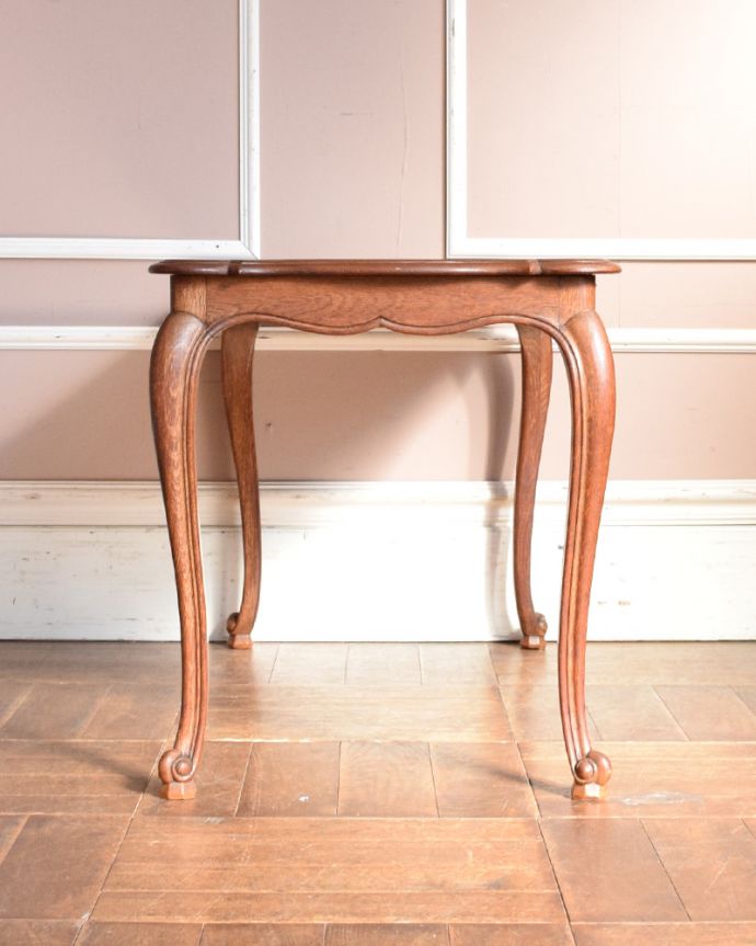 ロイドテーブル　アンティーク家具　長方形タイプのコーヒーテーブル、フランスのアンティーク家具。アンティークは新品ではないので、もちろん経年変化によるキズはありますが、専門の職人が目立たないようキレイにお直しをしているので、どこから見てもキレイです。(j-1931-f)