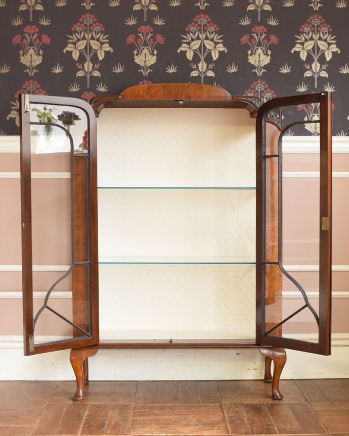 アンティークのキャビネット　アンティーク家具　ウォルナット材のガラス扉のショーケース、英国入荷のアンティーク家具。扉の中のクロスも新しいのでキレイです中を開けるとこんな感じ。(j-1932-f)