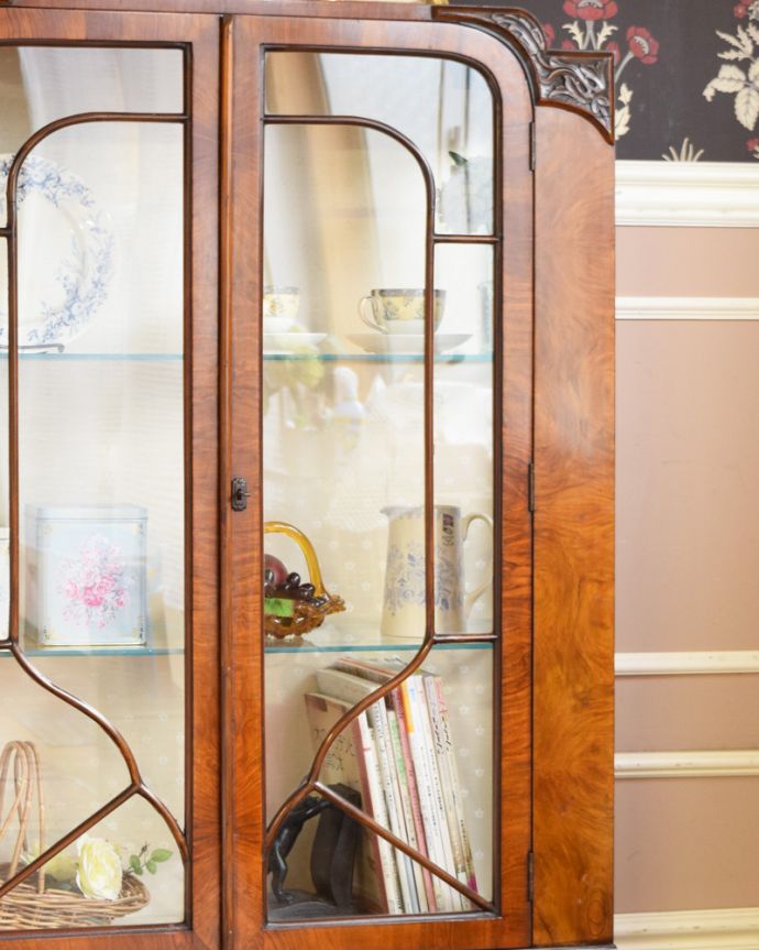 アンティークのキャビネット　アンティーク家具　ウォルナット材のガラス扉のショーケース、英国入荷のアンティーク家具。直線で描かれたガラス面の美しさにうっとり･･･ヨーロッパの人たちが憧れた東洋の美しさに西洋デザインが混じりあってできたシノワズリデザイン。(j-1932-f)