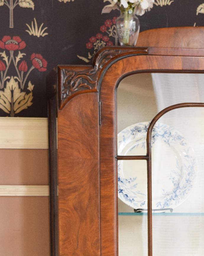 アンティークのキャビネット　アンティーク家具　ウォルナット材のガラス扉のショーケース、英国入荷のアンティーク家具。惚れ惚れしちゃう美しさこんなに堅い無垢材に一体どうやって彫ったんだろう？と不思議になるくらい細かい彫にうっとりです。(j-1932-f)