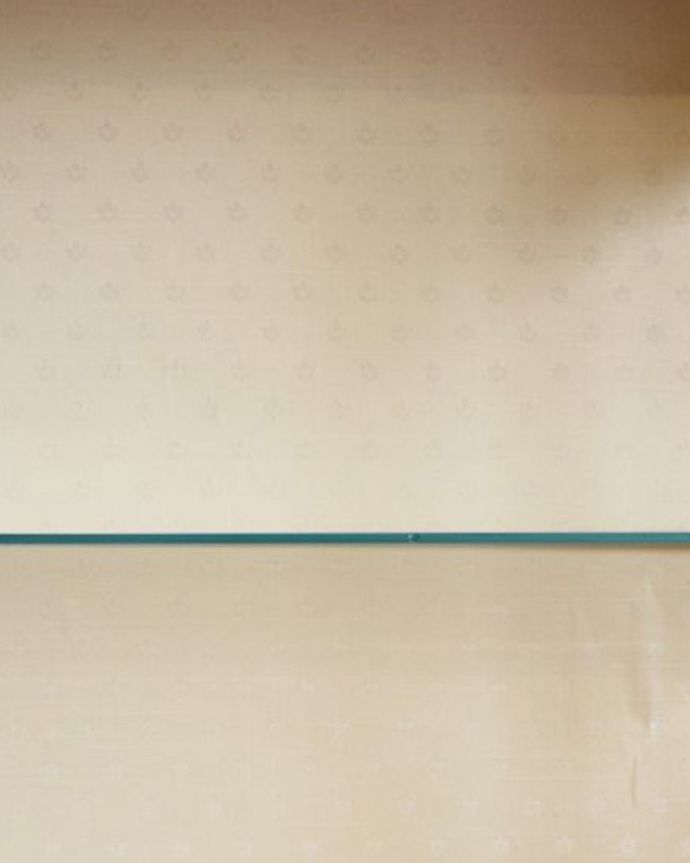 アンティークのキャビネット　アンティーク家具　ウォルナット材のガラス扉のショーケース、英国入荷のアンティーク家具。張替えた貼り地の模様はこんな感じです。(j-1932-f)