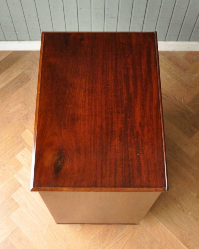 アンティークのチェスト　アンティーク家具　象嵌が特別美しい英国輸入のアンティークチェスト（マホガニー材）。天板も木目がとってもキレイです。(j-1933-f)