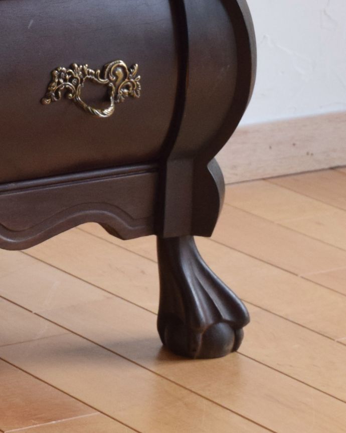 アンティークのチェスト　アンティーク家具　南フランススタイルのアンティーク家具、シックなカラーの珍しいチェスト＆シェルフ（コモード） 。どっしり貫禄のある脚先は、幸せを運んでくれるクロウ＆ボール。(j-1936-f)