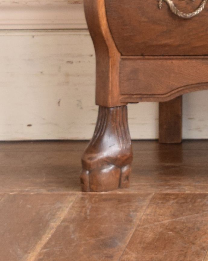 アンティークのチェスト　アンティーク家具　エレガントなアンティーク家具、フランス輸入の３段チェスト（コモード）。どっしり貫禄のある脚先は、幸せを運んでくれるクロウ＆ボール。(j-1937-f)