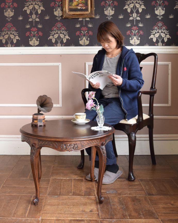 ロイドテーブル　アンティーク家具　お洒落なアンティークの南仏家具、彫刻が美しい丸いコーヒーテーブル。フランスらしい美しいデザイン。(j-1939-f)