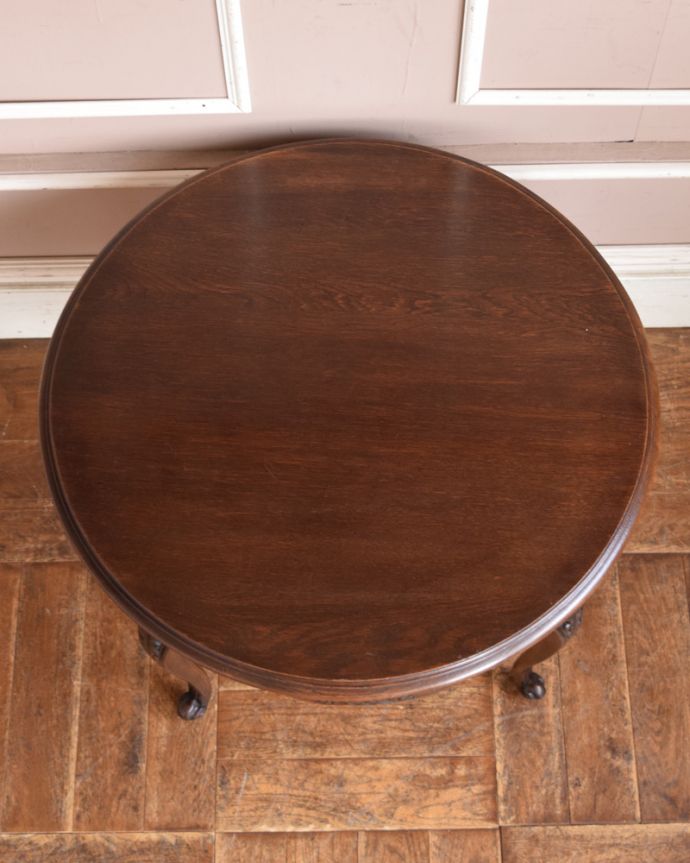 ロイドテーブル　アンティーク家具　お洒落なアンティークの南仏家具、彫刻が美しい丸いコーヒーテーブル。客間用にも使える上品なデザインです。(j-1939-f)