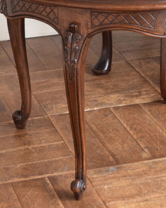 ロイドテーブル　アンティーク家具　お洒落なアンティークの南仏家具、彫刻が美しい丸いコーヒーテーブル。脚にもキレイな彫があります。(j-1939-f)