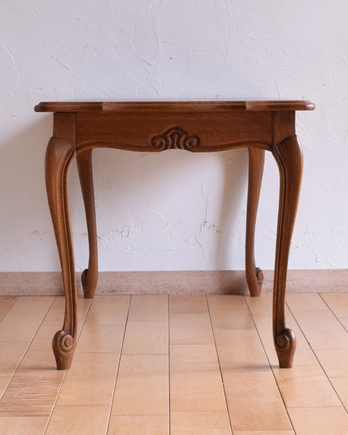 アンティークのテーブル　アンティーク家具　市松模様がキレイなコーヒーテーブル、フランス輸入のアンティーク家具。脚の美しさが自慢のテーブル！アンティークは新品ではないので、経年変化によるキズはありますが、専門の職人によって目立たないようにキレイにお直しをしています。(j-1940-f)