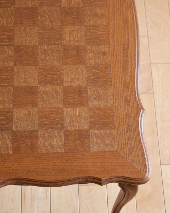 アンティークのテーブル　アンティーク家具　市松模様がキレイなコーヒーテーブル、フランス輸入のアンティーク家具。幕板のカッティングがポイントになっています。(j-1940-f)