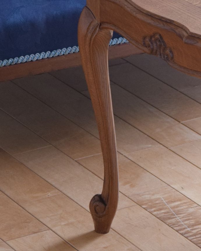 アンティークのテーブル　アンティーク家具　市松模様がキレイなコーヒーテーブル、フランス輸入のアンティーク家具。美しい猫脚でしっかりテーブルを支えます。(j-1940-f)