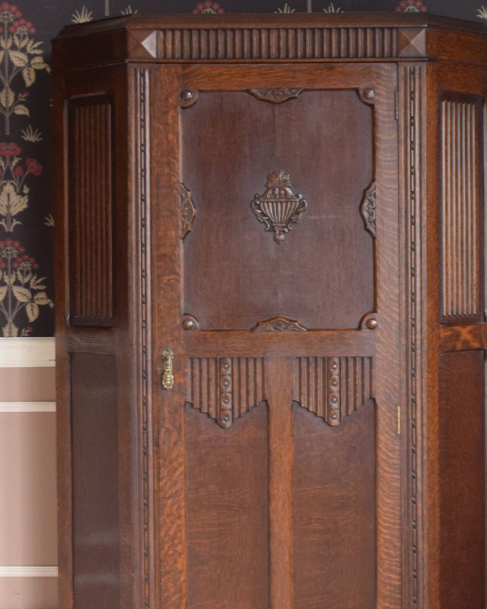 ワードローブ　アンティーク家具　イギリス輸入のアンティーク家具、美しい彫りの入ったワードローブ。美しい木製の扉。(j-1942-f)