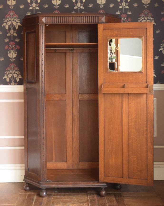 ワードローブ　アンティーク家具　イギリス輸入のアンティーク家具、美しい彫りの入ったワードローブ。たっぷり収納できるとっても便利なワードローブ。(j-1942-f)