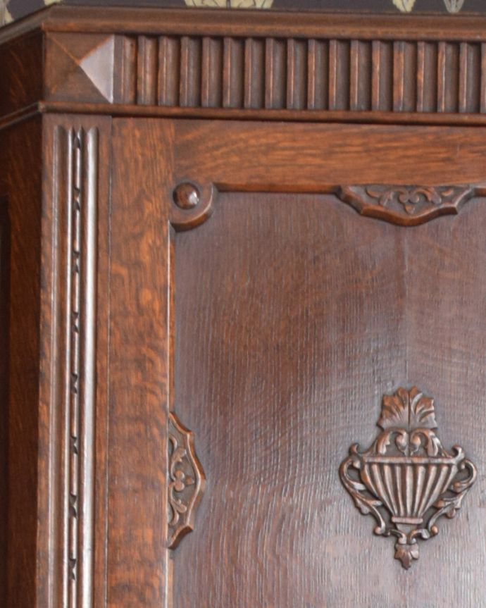 ワードローブ　アンティーク家具　イギリス輸入のアンティーク家具、美しい彫りの入ったワードローブ。立体的な彫が扉を彩ります。(j-1942-f)