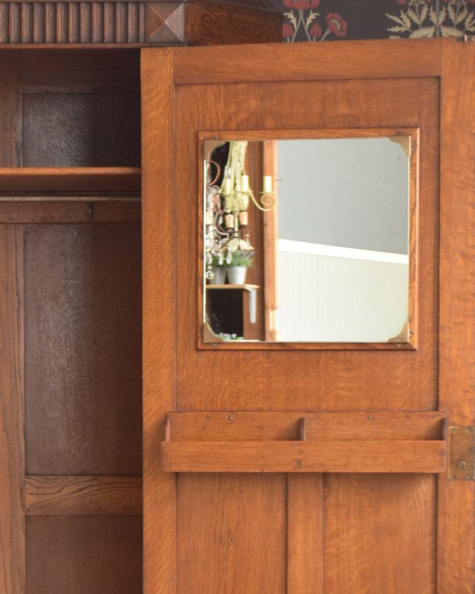 ワードローブ　アンティーク家具　イギリス輸入のアンティーク家具、美しい彫りの入ったワードローブ。ドアの裏にミラーがあります。(j-1942-f)