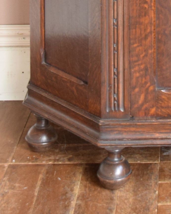ワードローブ　アンティーク家具　イギリス輸入のアンティーク家具、美しい彫りの入ったワードローブ。安定感のある脚がしっかり支えます。(j-1942-f)