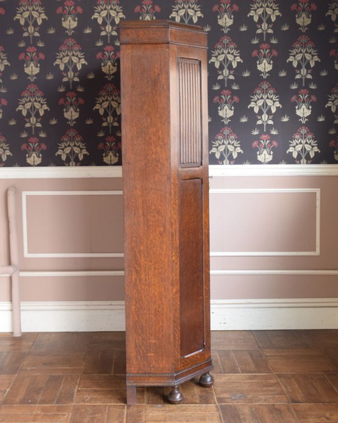 ワードローブ　アンティーク家具　イギリス輸入のアンティーク家具、美しい彫りの入ったワードローブ。横から見てもステキです。(j-1942-f)