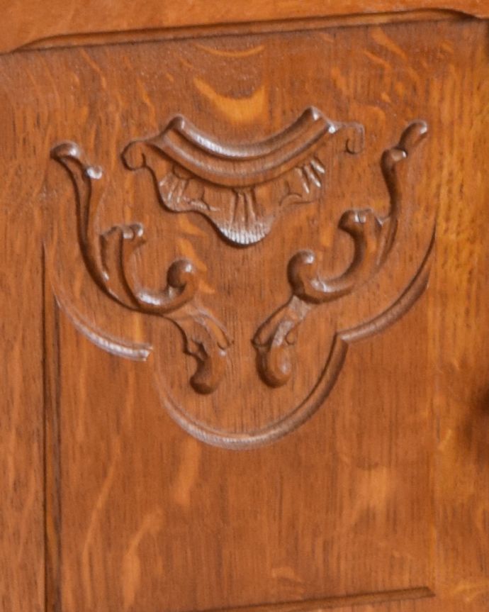 アンティークのキャビネット　アンティーク家具　フランス輸入の素敵なアンティーク家具、木製のキャビネット。扉に丁寧な彫りが施されています。(j-1943-f)