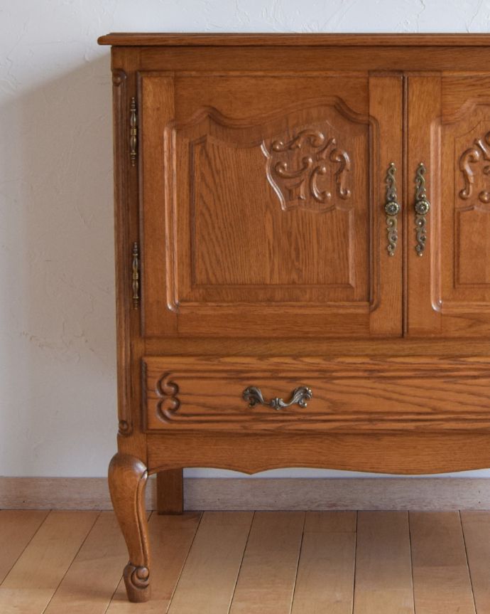 アンティークのキャビネット　アンティーク家具　リビングで便利に使えるアンティーク家具、フランス輸入の木製キャビネット（サイドキャビネット）。繊細で高級感たっぷりの扉の彫り。(j-1944-f)