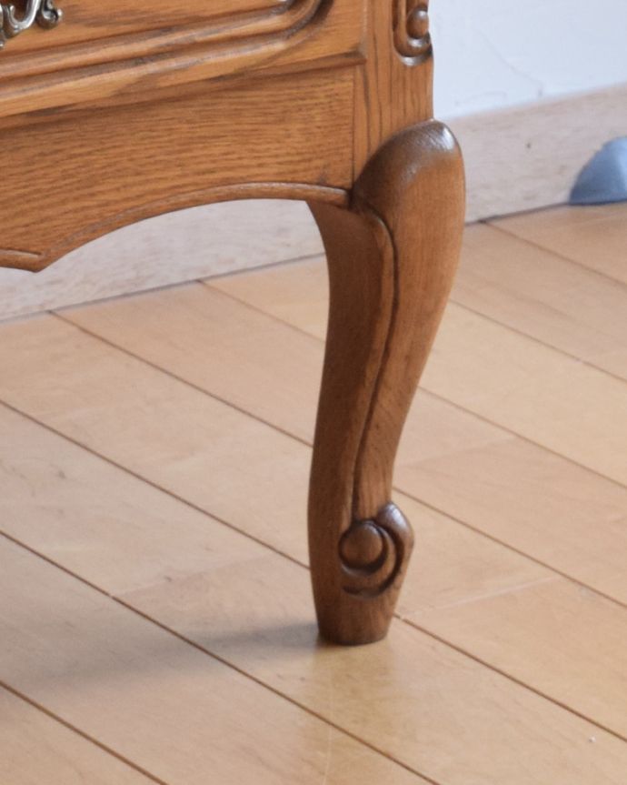 アンティークのキャビネット　アンティーク家具　リビングで便利に使えるアンティーク家具、フランス輸入の木製キャビネット（サイドキャビネット）。安定感のある脚がしっかり支えます。(j-1944-f)