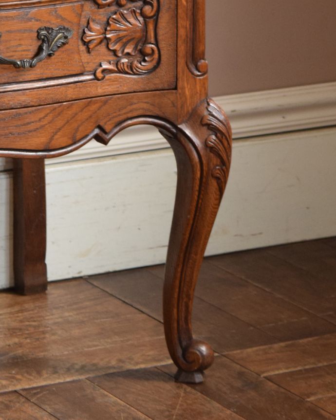 ビューロー　アンティーク家具　彫りたっぷりのアンティーク家具、フランス輸入のアンティークビューロー（デスク）。フランス製らしい可愛い猫脚。(j-1945-f)