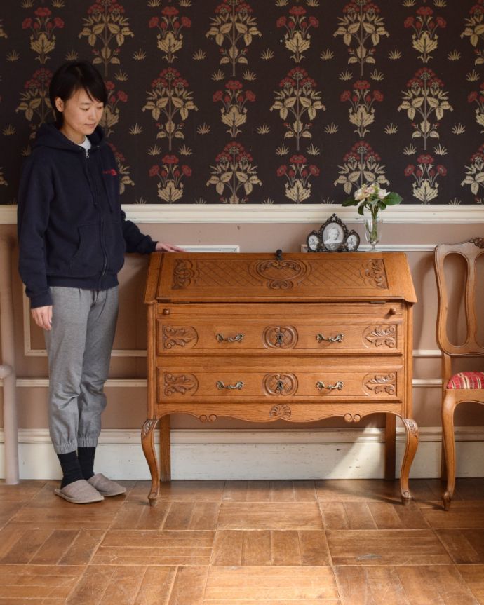 ビューロー　アンティーク家具　フランス輸入の美しいアンティークビューロー（デスク）。外国製のビューローは装飾があちこちにあるので、絵になるアイテム。(j-1947-f)